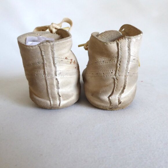 ANTIQUE VINTAGE 1940’s WHITE LEATHER BABY SHOES IN ORIGINAL BOX USED ODDITY - Picture 4 of 16